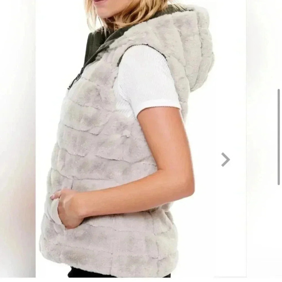 Be Boundless Size Medium Faux Fur Vest Reversible Outdoors Hiking - Picture 3 of 16